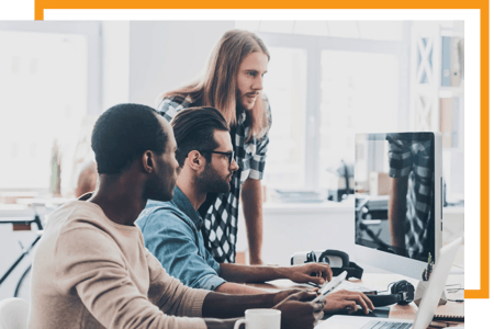 Developers de back-end e front-end a trocarem ideias sobre o projeto