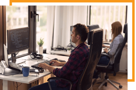 Developer React a trabalhar no desenvolvimento de componentes front-end no centro Nearshore