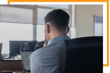 Consultor especializado da Alter Solutions a trabalhar na integração do portal Partner Hub via API