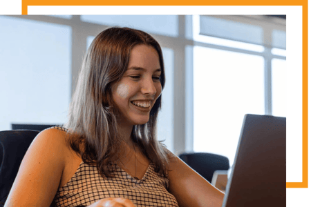 Consultora da Alter Solutions a trabalhar no escritório