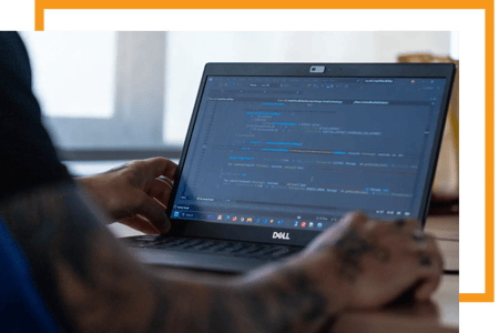 Consultor da Alter Solutions a trabalhar no escritório