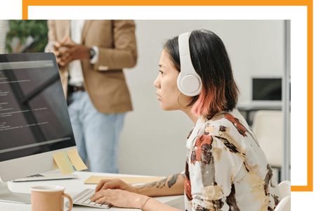 Consultora da Alter Solutions a trabalhar no escritório