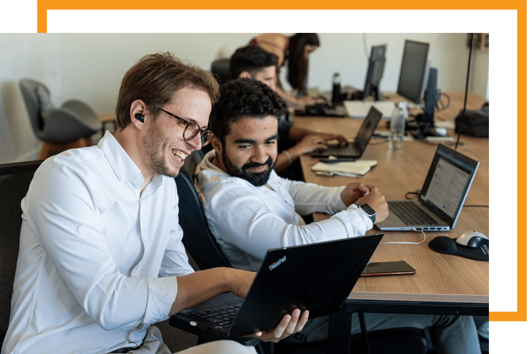 Web Developers testam a interface de um novo website