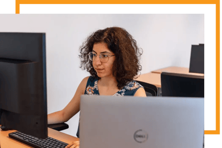 Consultora das Alter Solutions a trabalhar