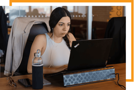 Programadora Java a trabalhar num microsserviço utilizando Java e Spring Framework