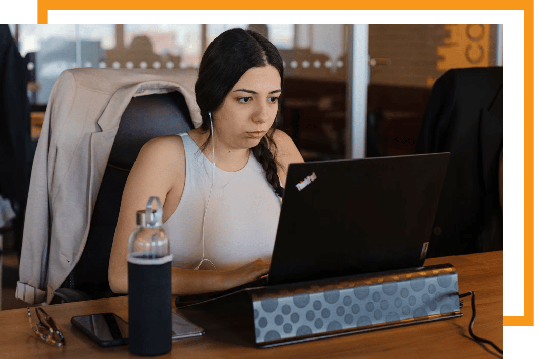 Consultora da Alter Solutions a trabalhar no computador