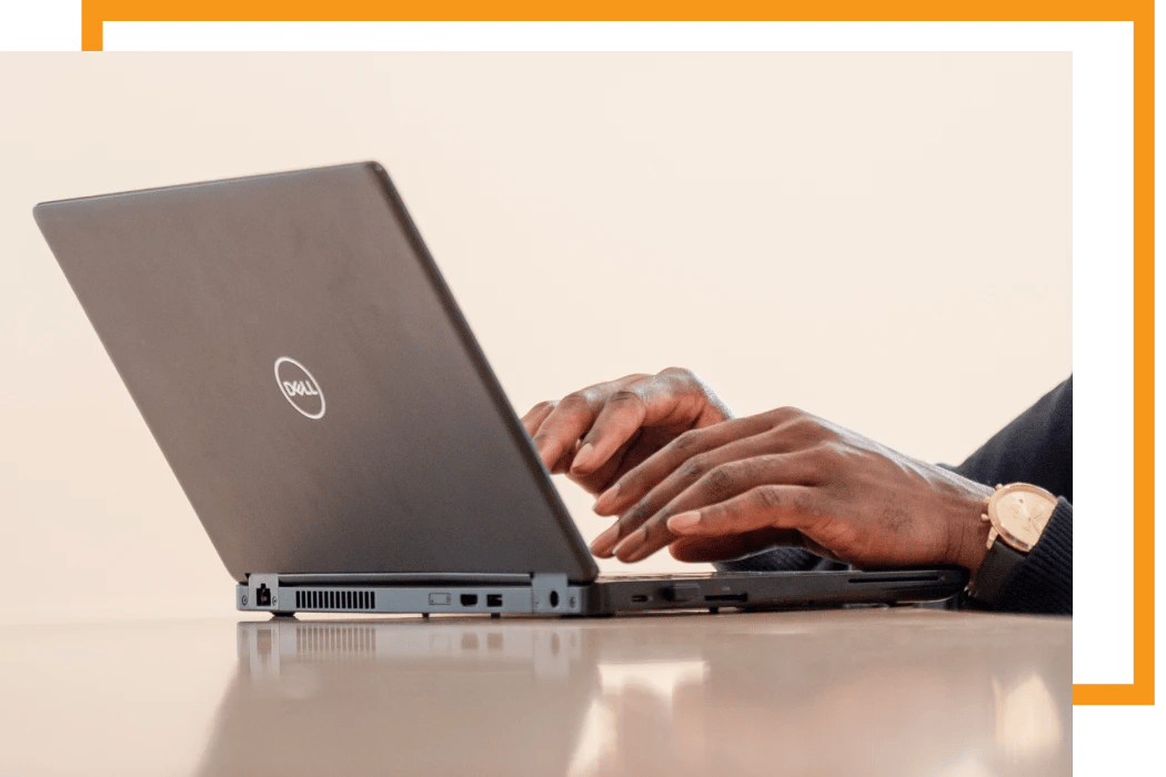 Consultor a escrever no computador