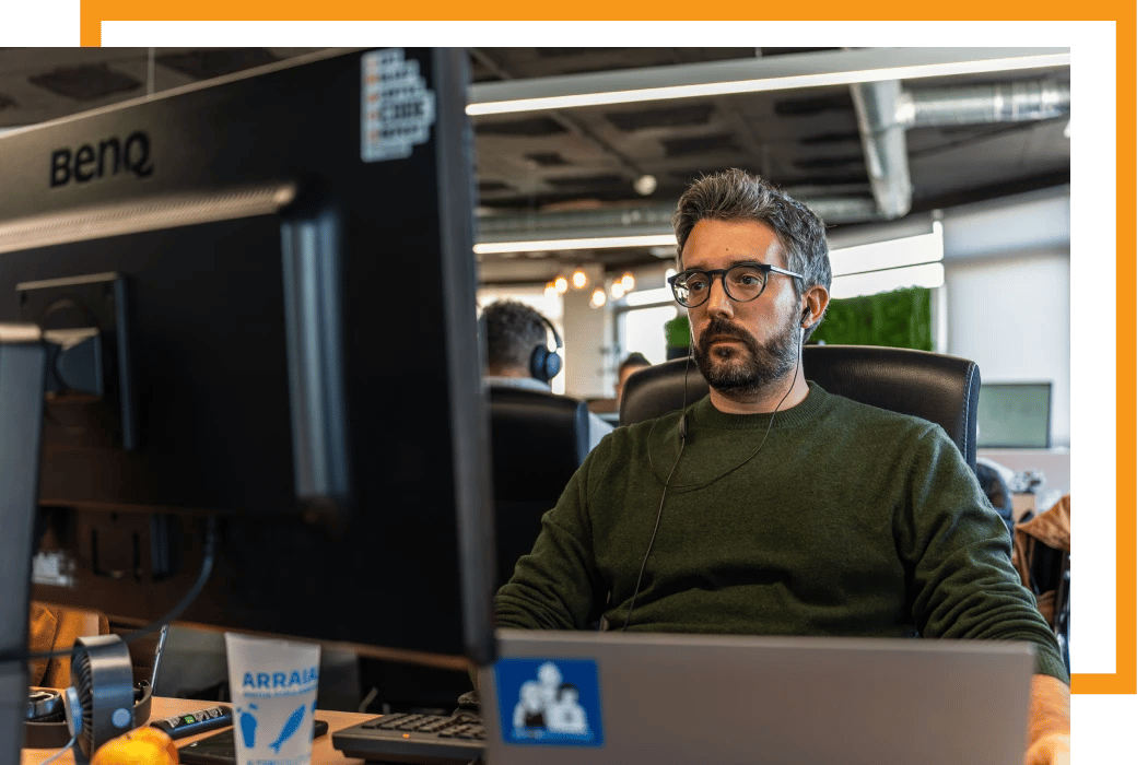 Pentester da Alter Solutions a trabalhar no escritório
