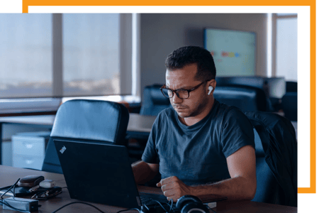 Responsável técnico trabalha na documentação sobre as novas funcionalidades do website