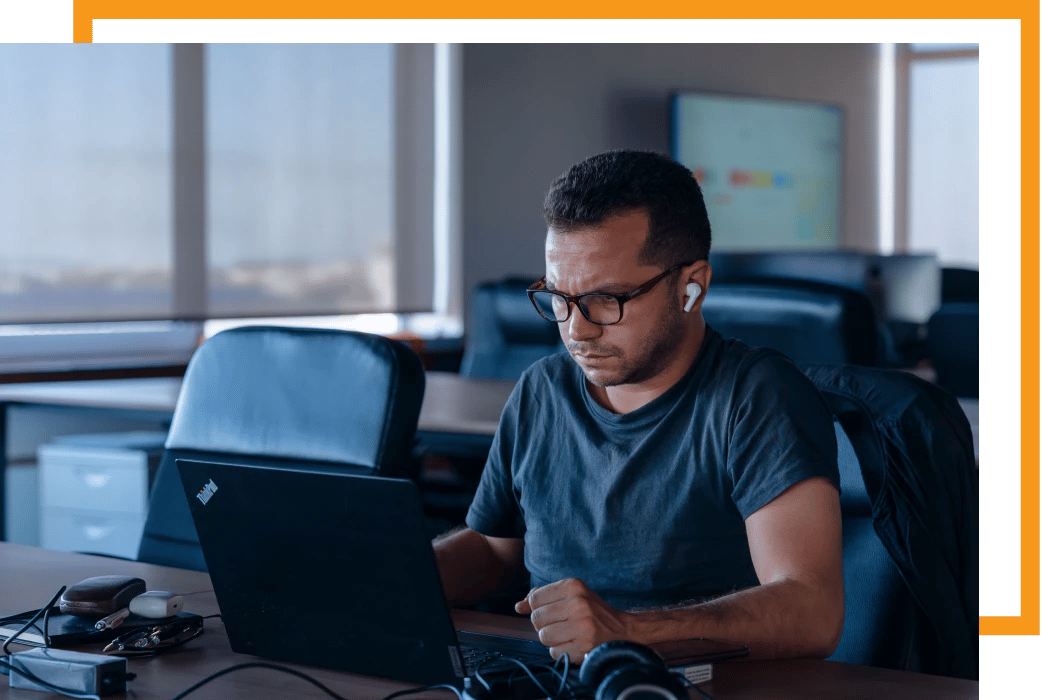 Developer da Alter Solutions a trabalhar no computador