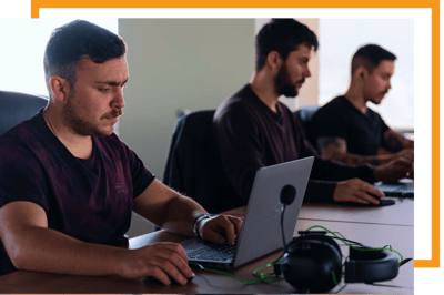 Equipa de Agile Masters a trabalhar no escritório de um cliente