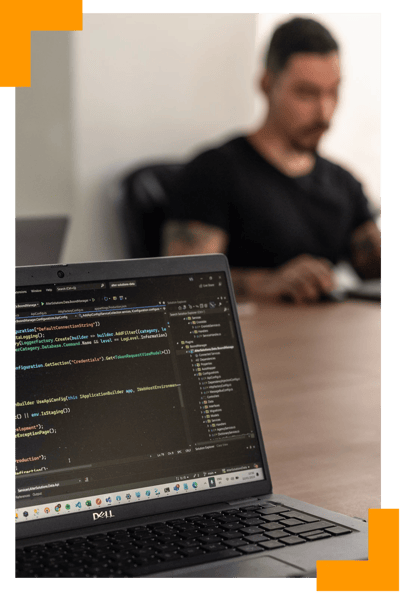 Programador de software a trabalhar numa aplicação para um projeto de um cliente