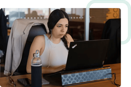 Programadora Java a trabalhar num microsserviço utilizando Java e Spring Framework