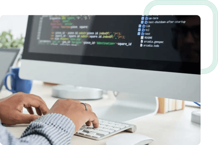 Engenheiro DevOps desenvolve novas funcionalidades