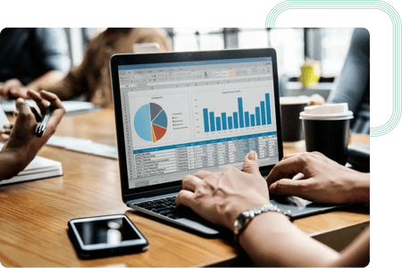 Especialista da act digital a trabalhar numa plataforma de visualização de dados