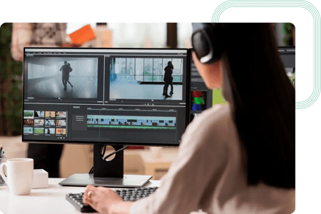 Programadora React a trabalhar em novas funcionalidades de vídeo para a aplicação principal do cliente