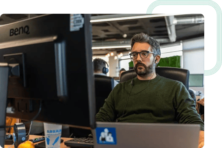 Pentester da act digital a elaborar um relatório de vulnerabilidades