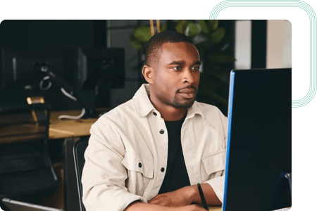 Business Analyst da act digital a realizar testes funcionais