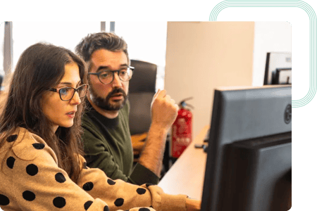 Especialistas de segurança a monitorizarem os projetos SI do cliente