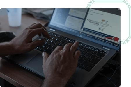Consultor DevOps da act digital a desenvolver novas funcionalidades para o cliente