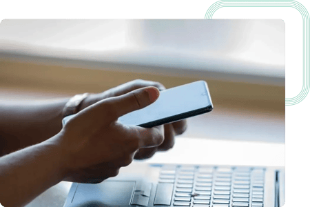Programador Front-end testa novas funcionalidades na aplicação CRM do cliente