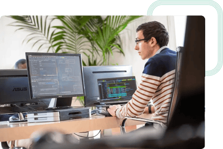 Software developer a trabalhar no desenvolvimento front-end de uma aplicação