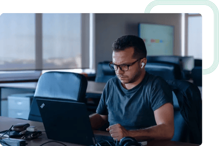 Responsável técnico trabalha na documentação sobre as novas funcionalidades do website