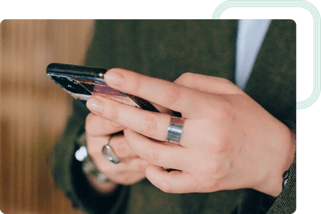 consultor act digital a testar um protótipo de assistente virtual telefónico