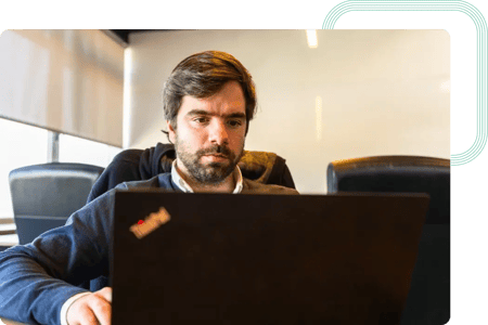 Gestor de Negócio a trabalhar numa proposta de desenvolvimento de software