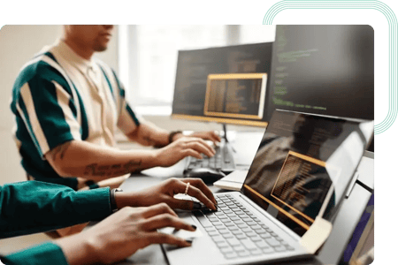 Consultores da act digital a debaterem formas de melhorar a infraestrutura da Natixis