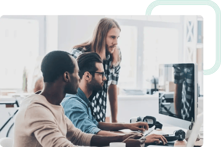 Developers de back-end e front-end a trocarem ideias sobre o projeto