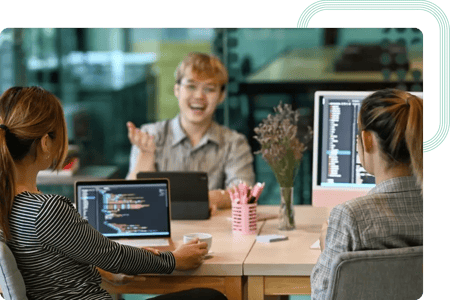 Jovens consultores informáticos inserido no programa de formação de novos talentos da Oracle