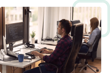 Developer React a trabalhar no desenvolvimento de componentes front-end no centro Nearshore