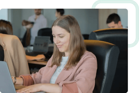 Analista Funcional a escrever os requisitos técnicos para o desenvolvimento da plataforma de gestão de compliance