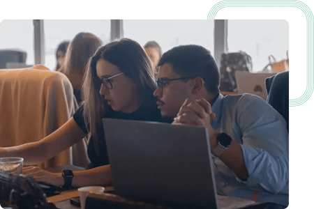Consultores do projeto AXA a trabalharem em documentação para o marketplace