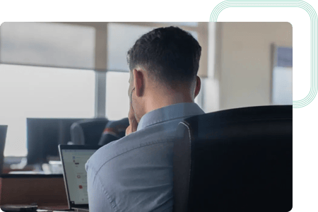 Consultor especializado da act digital a trabalhar na integração do portal Partner Hub via API