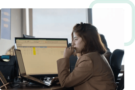 Especialista do centro Nearshore Portugal a trabalhar em arquitetura de cloud