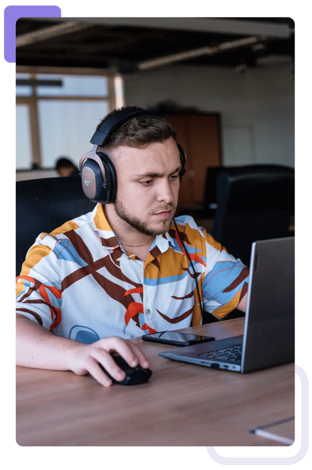 Consultor de desenvolvimento de software a trabalhar no escritório act digital