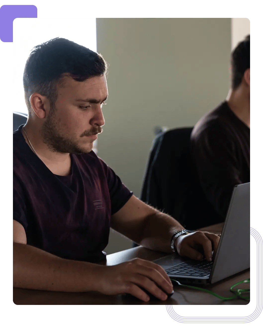 Especialista de Red Team a implementar um ataque de phishing simulado