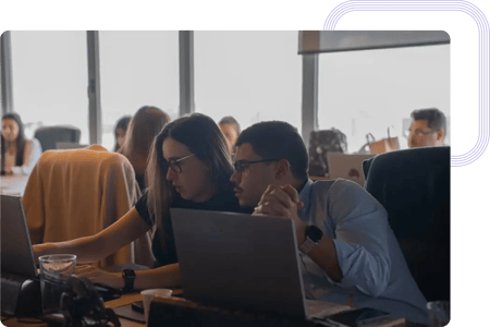 Analistas de Managed SOC a trabalharem com diferentes ferramentas de segurança