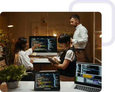 Analistas de segurança a trabalhar em patches de software para corrigir vulnerabilidades do sistema