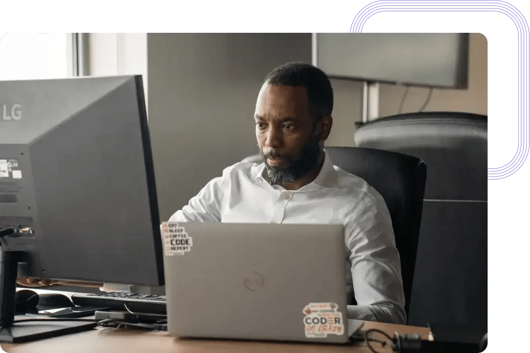 Especialista em Machine Learning a monitorizar dados de negócio