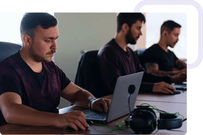 Equipa de Agile Masters a trabalhar no escritório de um cliente