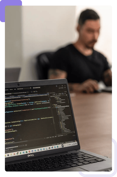 Programador de software a trabalhar numa aplicação para um projeto de um cliente