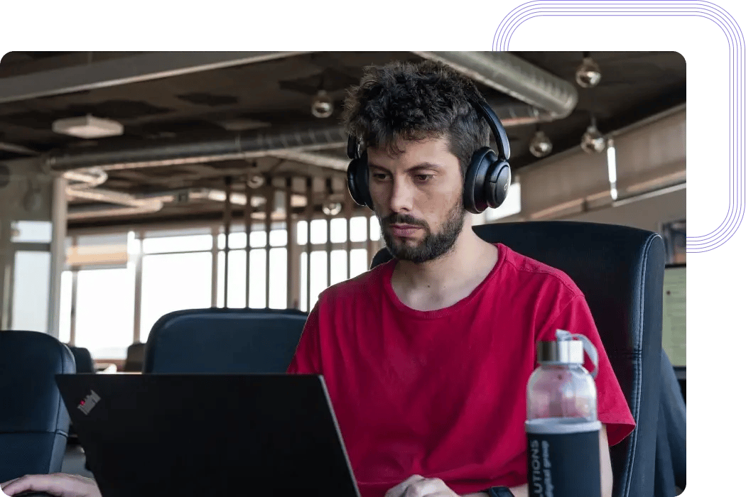 Especialista em integração de IA a trabalhar numa nova ferramenta