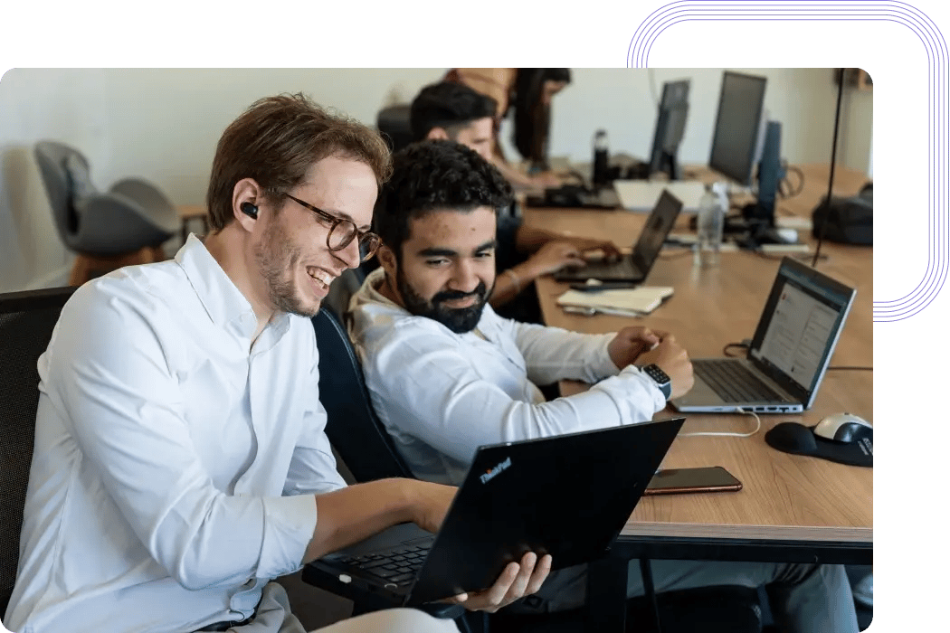 Web Developers testam a interface de um novo website