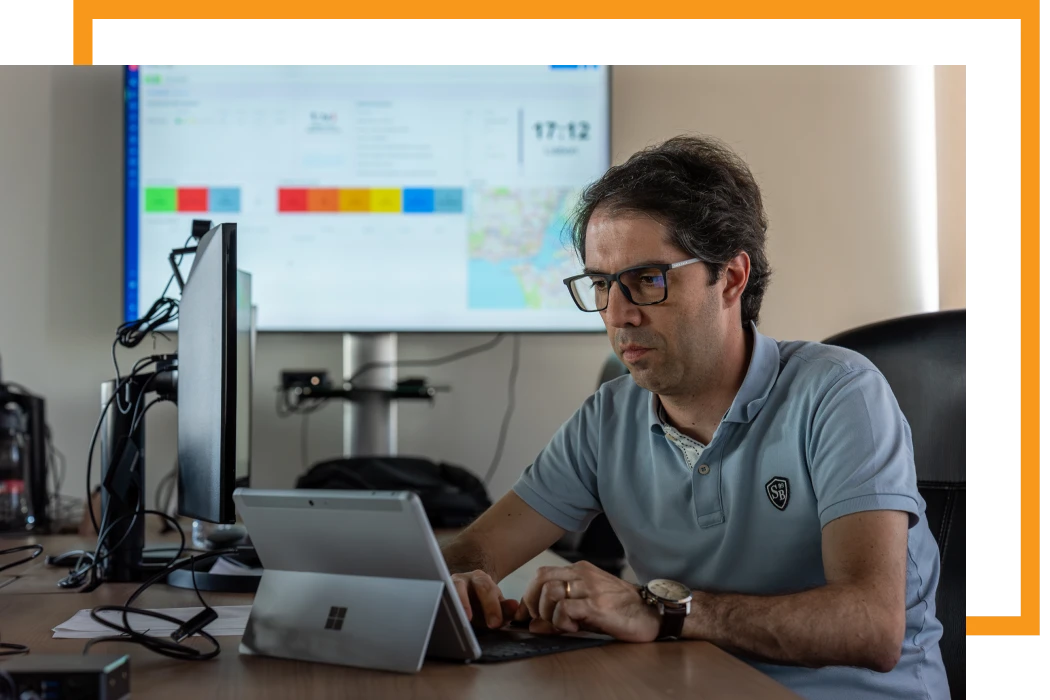 Especialista em Cloud Computing a trabalhar no escritório Especialista em Cloud Computing a trabalhar no escritório